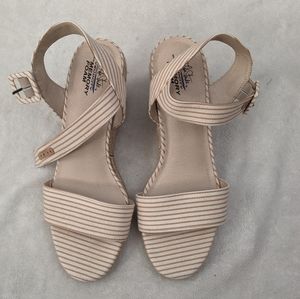 Memory foam beige/tan wedges